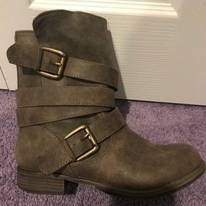 Adorable brown/ gray boot